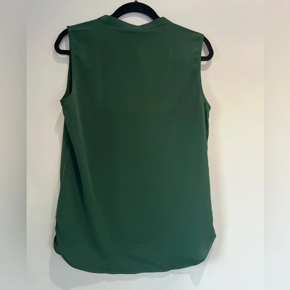 Elegant Green Sleeveless Top - Picture 2 of 3